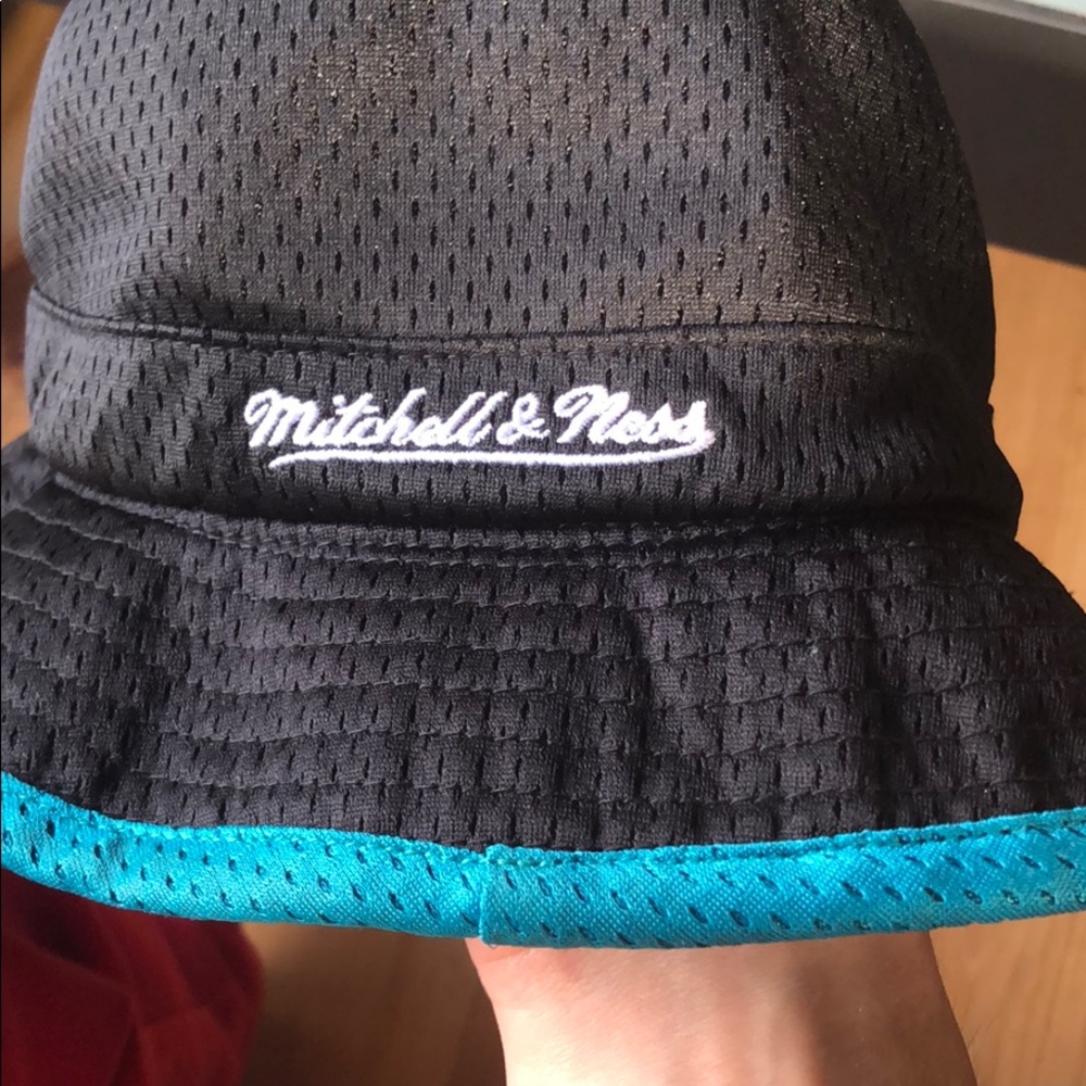 Reversible Mitchell & Ness Spurs bucket hat - Picture 5 of 6